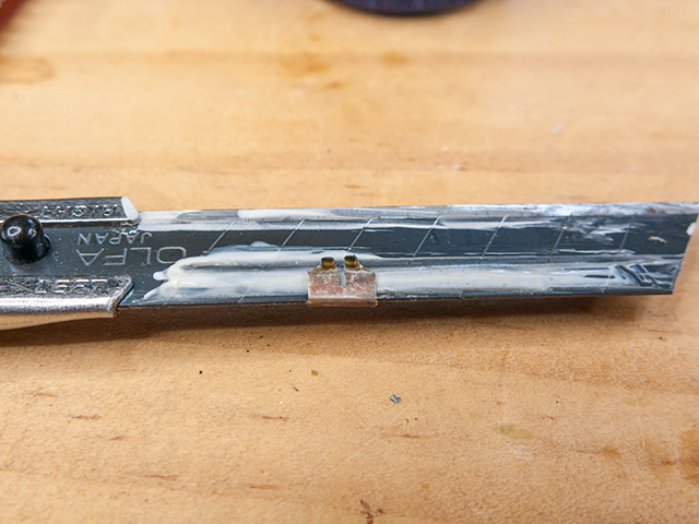 ピカールをカッターの刃に塗って、接点を挟み込み数回往復させます。